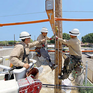 sce linemen working on powerlines